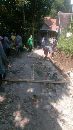 Pembangunan Jalan Cor Blok Nglingseng Banjarharjo II